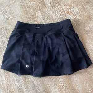 lululemon skirt size 4 black/grey camo pattern excellent condition!
